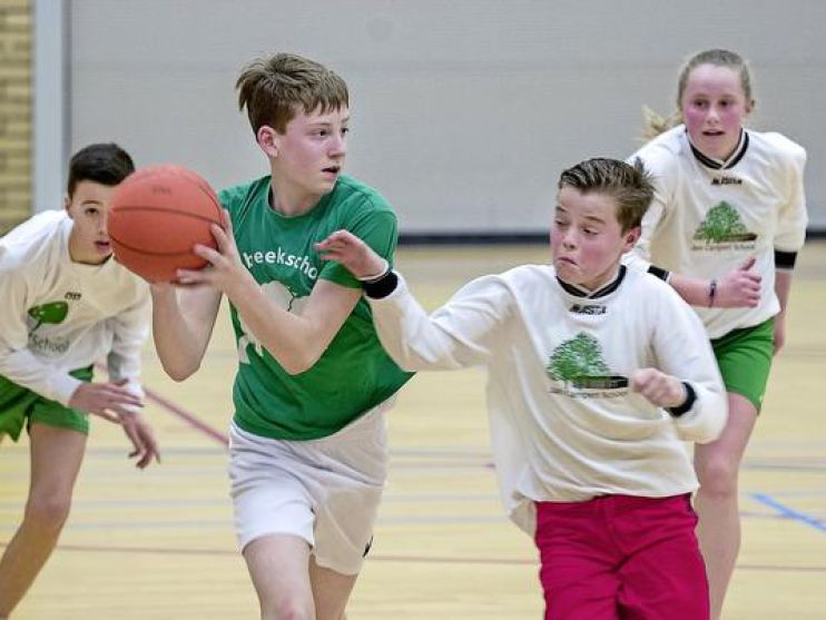Halve finale en finale schoolbasketbaltoernooi